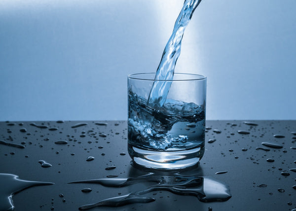 Prečo je dobré zaradiť zásaditú (živú vodu) do svojho pitného režimu ?